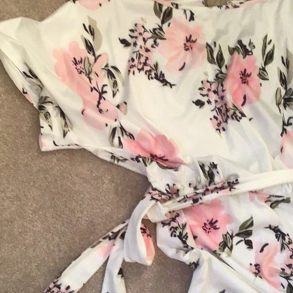 Jump suit, floral print , super cute! - Picture 2 of 3